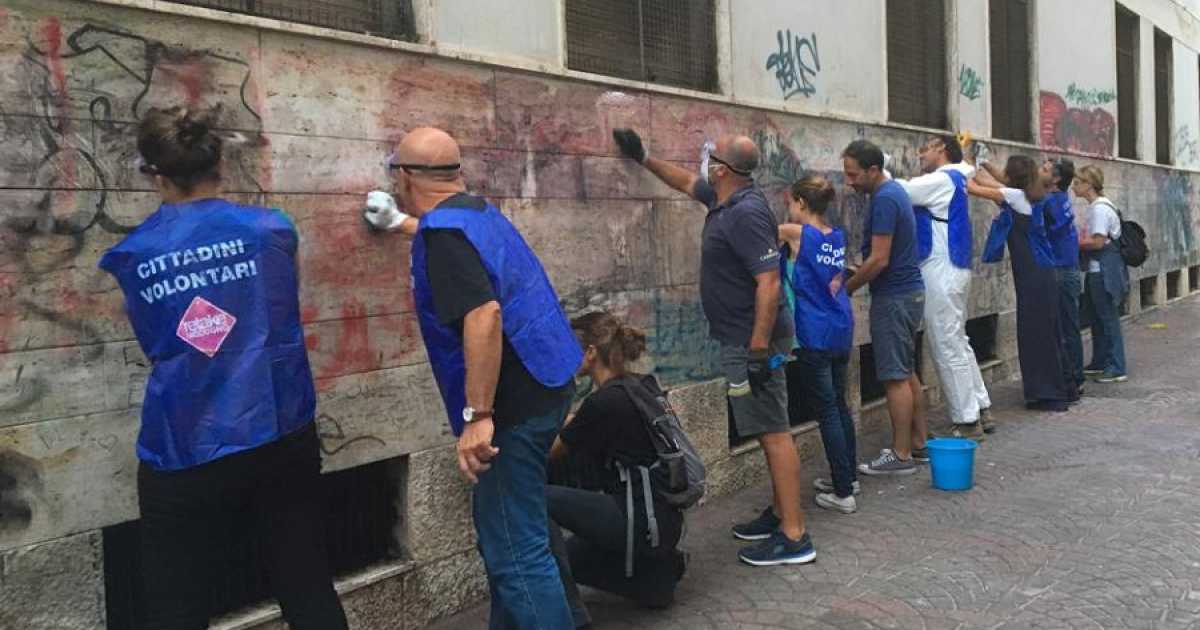 I volontari di "Retake": �Continuiamo a ripulire Bari, tra incivilt� e diffidenza�